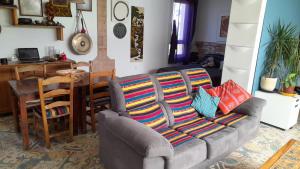 ein Wohnzimmer mit einem Sofa und bunten Kissen in der Unterkunft Casa Rustica in El Puerto de Santa María