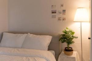Dormitorio con cama con lámpara y maceta en Boo K Stay GR, en Seúl