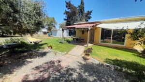 ein Hinterhof mit einem gelben Haus mit einer Terrasse in der Unterkunft Casa Rustica in El Puerto de Santa María + 16 Fotos