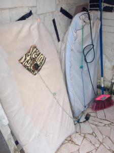 two white bags sitting on the floor with a broom at Maison du Bonheur CABALLO DEL MAR à 2 minutes de la PLAGE in Parrita