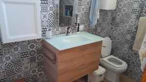 ein Badezimmer mit Waschbecken und Toilette in der Unterkunft Casa Rustica in El Puerto de Santa María