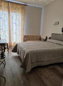 Postel nebo postele na pokoji v ubytování Hôtel AMBEILLE