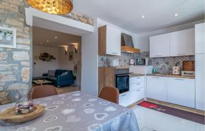 Kuchyň nebo kuchyňský kout v ubytování Gorgeous Home In Kresini With Wifi