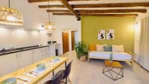 a living room with a couch and a table at La Felita, Tu refugio perfecto en Mendoza in Chacras de Coria