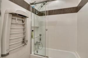 y baño con ducha y espejo. en Denia Townhouse, en Denia 54 fotos más