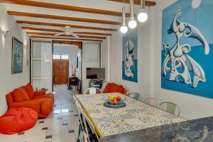 sala de estar con mesa y sillas de color naranja en Denia Townhouse, en Denia