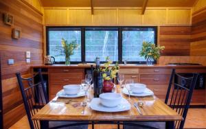 A restaurant or other place to eat at Girraween Environmental Lodge