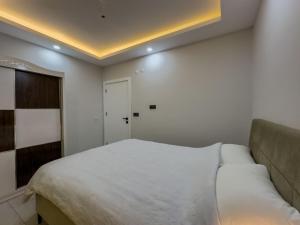 Postel nebo postele na pokoji v ubytování Havalimanına Yakın 1+1 Lux Suite