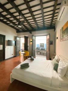 Just Remodeled Studio in Colonial OSJ UNIQUE Location LOCAL experience tesisinde bir odada yatak veya yataklar