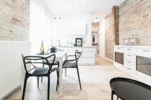 a kitchen with a table and chairs in a room at Apartamenty Pamiątkowa 11, 2 rooms, self check in 24h in Poznań