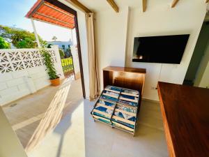 ein Wohnzimmer mit Flachbildfernseher und Couch in der Unterkunft LaVITALSOL in Adeje