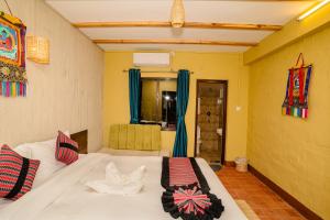 Letto o letti in una camera di Nepali Heritage Hotel