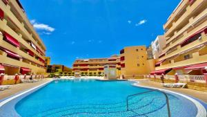 una piscina en medio de algunos edificios en MarketHome Jardines del Mar Pool View, en Puerto de Santiago