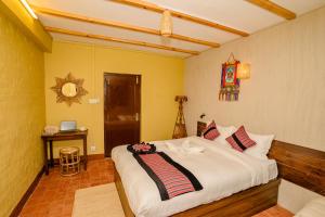 Letto o letti in una camera di Nepali Heritage Hotel