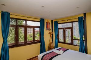 Letto o letti in una camera di Nepali Heritage Hotel