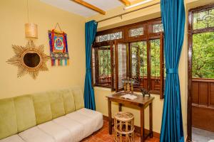 un soggiorno con un divano e un tavolo di Nepali Heritage Hotel a Kathmandu