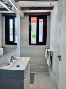 ein Badezimmer mit Waschbecken und Spiegel in der Unterkunft LaVITALSOL in Adeje + 82 Fotos