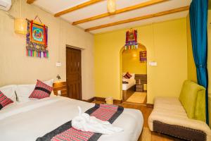 Letto o letti in una camera di Nepali Heritage Hotel