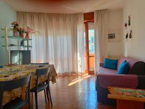 a living room with a table and a couch at Casa Lucy in Bardolino