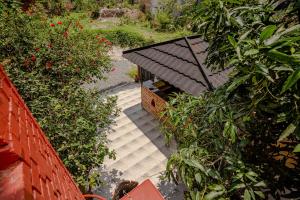 una vista sul soffitto di una scala in un giardino di Nepali Heritage Hotel a Kathmandu