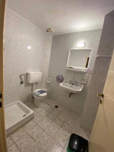 Koupelna v ubytování Hotel EPIDAVROS + 18 fotografií