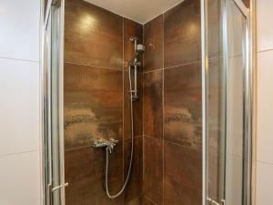 Un baño con ducha con puerta de cristal. en The Penthouse, en Salcombe 34 fotos más