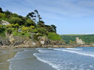 una vista de la costa de una playa en The Penthouse, en Salcombe