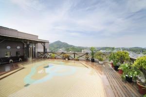 嬉野市卡舒安酒店的楼顶带游泳池的阳台