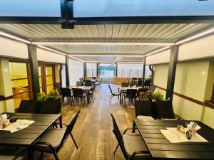 Reštaurácia alebo iné gastronomické zariadenie v ubytovaní Penzion Daníž