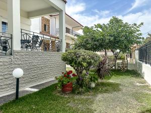 a yard with flowers and plants in front of a house at The Serenity Villa #PROPERTLY in Nea Kallikrateia +49 photos