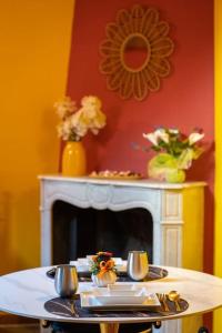 a table with plates and utensils and a fireplace at 22 Home - Parcheggio privato - accogliente - collegamento Sardegna e Corsica in Livorno