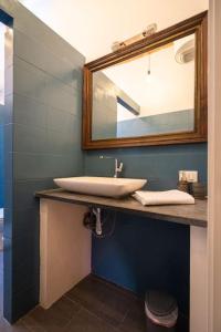 a bathroom with a sink and a mirror at 22 Home - Parcheggio privato - accogliente - collegamento Sardegna e Corsica in Livorno