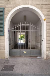 an entrance to a building with a metal gate at 22 Home - Parcheggio privato - accogliente - collegamento Sardegna e Corsica in Livorno +8 photos