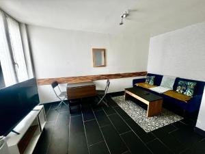 Część wypoczynkowa w obiekcie Studios au quartier pavillonnaire rue d Ambert