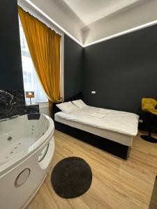 Llit o llits en una habitació de Jacuzzi Berka Apartamenty