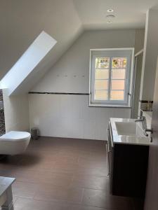 Ένα μπάνιο στο Haus Am Dorfteich C kinderfreundlic +12 φωτογραφίες