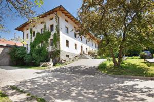 EschlkamFerienhof Schütz的一座白色的大建筑,有树和街道