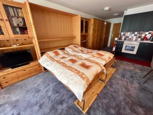 Postel nebo postele na pokoji v ubytování Alpine Studio Apartment