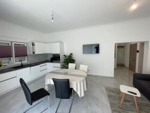 Kuchyň nebo kuchyňský kout v ubytování Apartments Adria