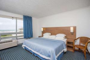 Ein Bett oder Betten in einem Zimmer der Unterkunft Mariner Inn And Suites
