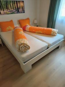 Postel nebo postele na pokoji v ubytování Ferienwohnung im Haus Castor + 6 fotografií