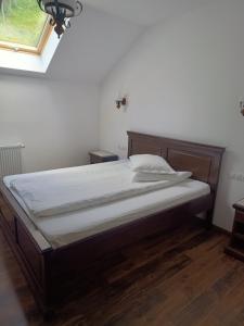 Ένα ή περισσότερα κρεβάτια σε δωμάτιο στο Pensiunea In Poiana +44 φωτογραφίες