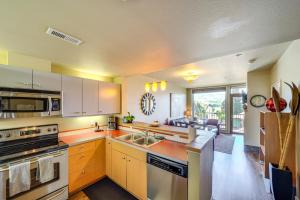 Kuchyň nebo kuchyňský kout v ubytování Chelan Home Views, Pool, Hot Tub, and Beach Access