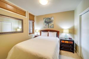 Postel nebo postele na pokoji v ubytování Chelan Home Views, Pool, Hot Tub, and Beach Access + 27 fotografií