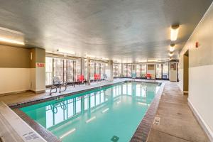 Bazén v ubytování Chelan Home Views, Pool, Hot Tub, and Beach Access nebo v jeho okolí