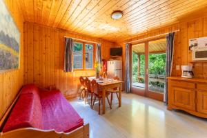 Телевизор и/или развлекательный центр в Gite Romarin