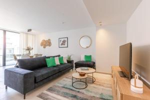 un salon avec un canapé et une télévision dans l'établissement Huswell - Apartment with Terrace in the Heart of Nieuwpoort, à Nieuport