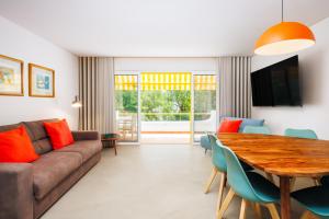 un salon avec un canapé et une table dans l'établissement Vilamoura Dream House QR2, à Quarteira
