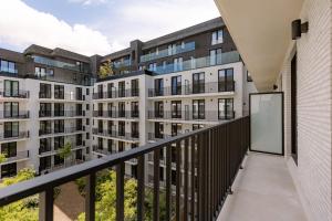 un balcon vide d'un immeuble dans l'établissement Huswell - Apartment with Terrace in the Heart of Nieuwpoort, à Nieuport