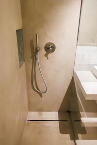 une douche dans une salle de bain avec un lavabo dans l'établissement Vilamoura Dream House QR2, à Quarteira 41 autres photos